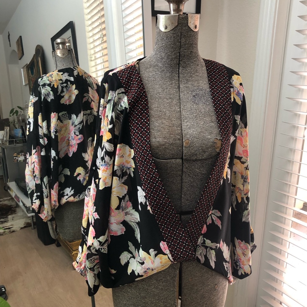 Flying tomato Black kimono wrap Flowy Light floral  crop top Bat Sleeves S/M